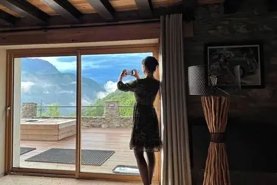 Image de Chalet \"5 Étoiles - Sauna\" avec vue sur les montagnes, terrasse privée et Wi-Fi