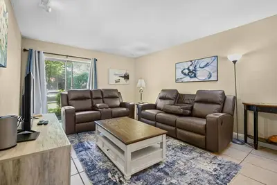 Image de 2br / 1b Walk to Shands and Uf Campus, Desk, Pool!