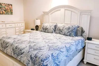 Image de Walk to Shands/ Uf - Budget 2 Bedroom Condo, Pool!