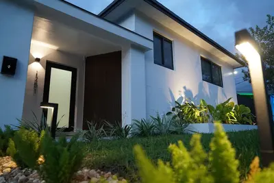 Image de Spacious 4-bedroom house in Miami with Hot Tub, Lake, Kayaks, and Pool table