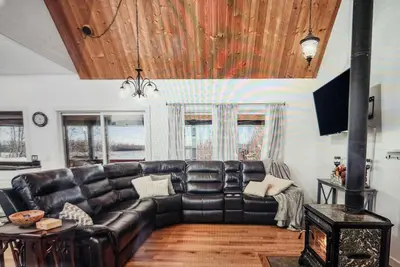 Image de Welcoming 5-bedroom lakefront house with WiFi in charming Big Lake