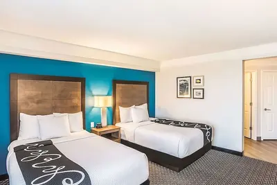 Image de Comfortable Stay with Pool Access, Enjoy Our Bright Side Breakfast | 2 Rooms