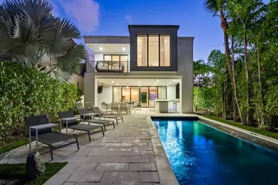 Image de Luxe Waterfront Villa with Private Pool