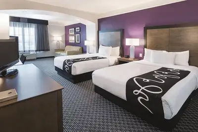 Image de 2 Full Beds w/ Full-Sized Sleeper Sofa, La Quinta Inn, Dive in Nearby Adventures