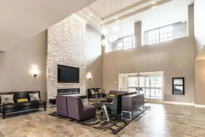 Image de Sleep by the Thrills: 2 Cozy Hotel Rooms Near Six Flags & At&T Excitement!