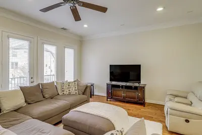 Image de 8 Mi to the Galleria: Home w/ Balcony + Yard