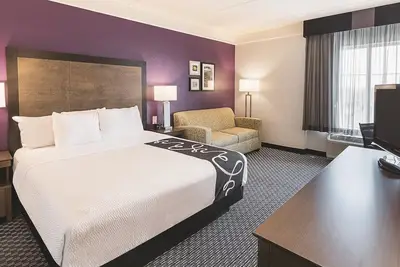 Image de Unleash Your Inner Explorer: Stay Close to Arlington's Best & Brightest!