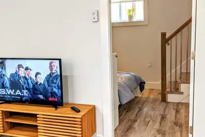 Image de 2 Bedroom Garden Apt. Free Parking. Quiet Family Area. 10 Minutes to Downtown