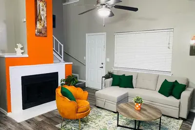 Image de Stylish Townhome 7 mins to  At&T Stadium 1 king bed and 1 Queen Bed free Wifi