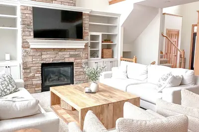 Image de Serene Suburban Retreat with Hot Tub next to the Super Rink, 3m Open and Usa Cup