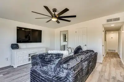 Image de 2 Mi to Dtwn: Modern Home w/ Yard in Tucson!