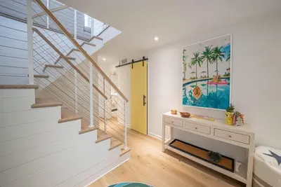 Image de Avalon 5 bedrm, 2. 5 baths, sleeps 11 Pool, Fun & Beachy Vibe