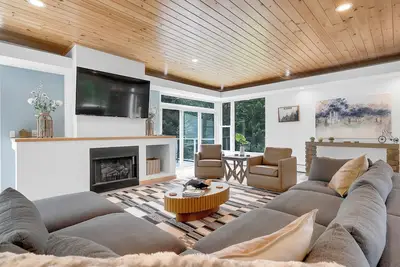 Image de 5mins to Bethel/Hot tub/Modern/Private/Fast Wi-fi