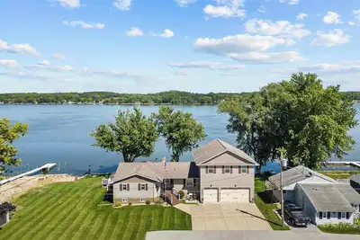 Image de The LeClaire Driftwood Retreat on the Mississippi River!