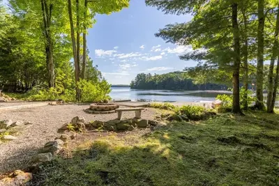 Image de Spacious Year-Round Waterfront Cottage on Sharbot Lake