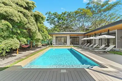 Image de Special offering price! Exquisite 4 br villa w/private pool in gated community!