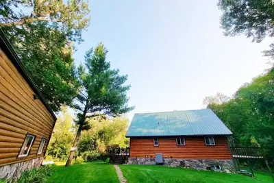 Image de Brown Bass Cabin -Immersed in nature surrounded by mature trees.