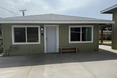 Image de 3 bedroom house with Wifi and free parking, close to beaches and hikes.