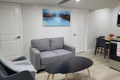 Image de Beautiful Comfy Guest Suite in West Edmonton