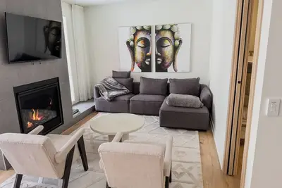 Image de Ski-In Adjacent 200m- 3br • Free Shuttle •Sleeps 8