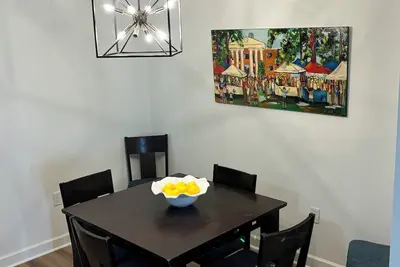 Image de Newly updated unit, close and convenient to Oxford Square and Campus.