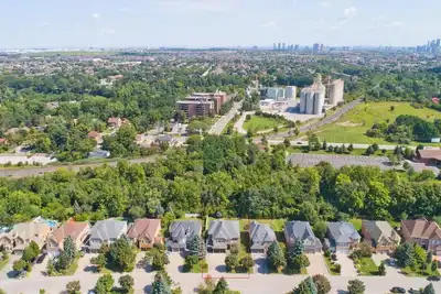 Image de 6000 sqft Executive 6 Br Home in Prestigious Area