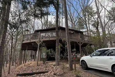 Image de Evergreen treehouse in Big Canoe