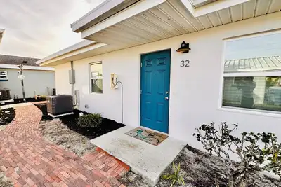 Image de Cottage 32: Flamingo Bungalow - Waterfront Lodging in Downtown Tavares, Fl