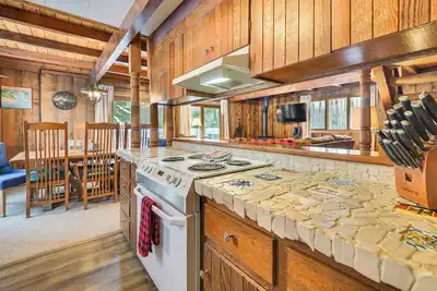 Image de Hike, Golf & Explore: Cabin w/ Deck in Bellaire!