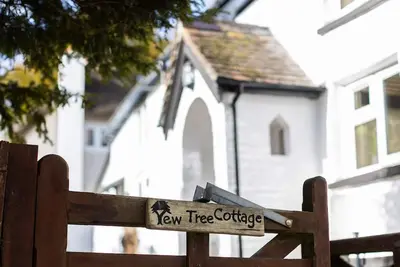 Image de Yew Tree Cottage - detached cob cottage in the heart of Nomansland.