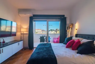 Image de Modern downtown apartment with panoramic view of St. Peter's dome