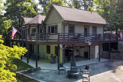 Image de Escape to our cozy lakeview cabin with modern amenities, spacious decks and serene surroundinngs.