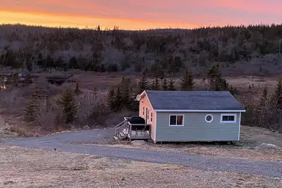 Image de Lovely cottage on the lake and the ocean is just down the driveway!