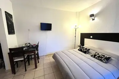 Studio climatisé avec piscine et parking à Saint-Florent