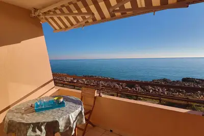 Image de T2 avec Wifi, 1ère ligne mer, terrasse, parking