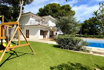 Image de Villa en bord de mer avec piscine privée, proche plages magnifiques
