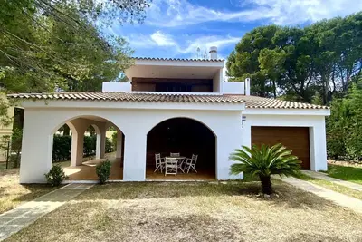 Image de Maison Rustique avec Jardin et Proche Plages, 4 Chambres, Cheminée et Équipements Modernes