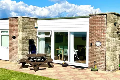 Image de Seaview self-catering coastal bungalow in rural West Wight
