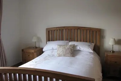 Image de 5 star accommodation for couples. \nTraditional sauna, log burner and cinema room.