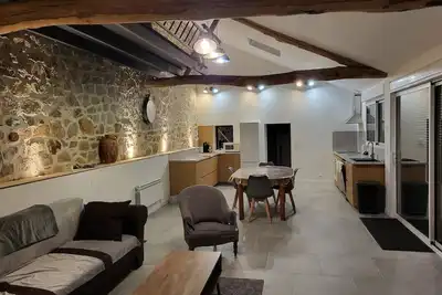 Image de Ancienne maison rénovée avec grande pièce à vivre.