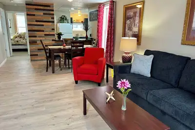 Image de North Utica Gem: Prime Location & Fully Updated