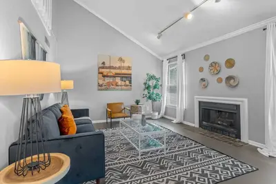 Image de Spacious Loft Style Condo in Midtown L!