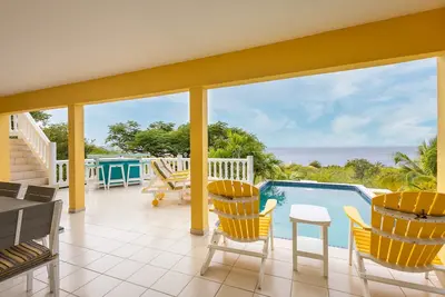 Image de Tropical Twilight Haven – Unwind in Style