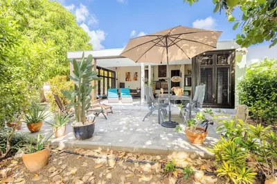 Image de Blue Bay's Tropical Art Escape