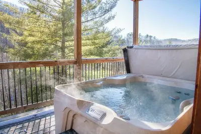 Image de *Relaxing  3bd Cabin w/ Pool! Hot Tub + Games! *