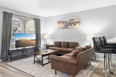 Image de Spacious 3br/2ba next to Ut 7379