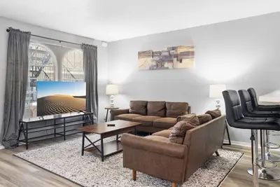 Image de Spacious 3br/2ba next to Ut 6978