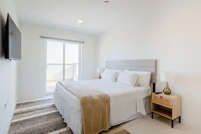 Image de Cozy Condo! 6 Min Drive To The Beach!