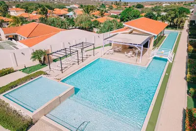 Image de Resort Style Pool! Shared Bbq Area!