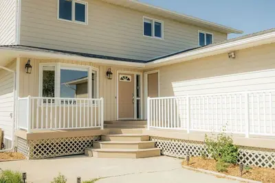 ✔Hot Tub✔Games Room✔Walk-in Sauna✔7 Bm✔15 minutes from Waterton Park✔